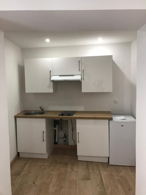 A louer ** Sans Frais d'agence ** F2 meublé de 40 m² avec une petite cour, à 5 min à pieds du Centre Ville et lycées