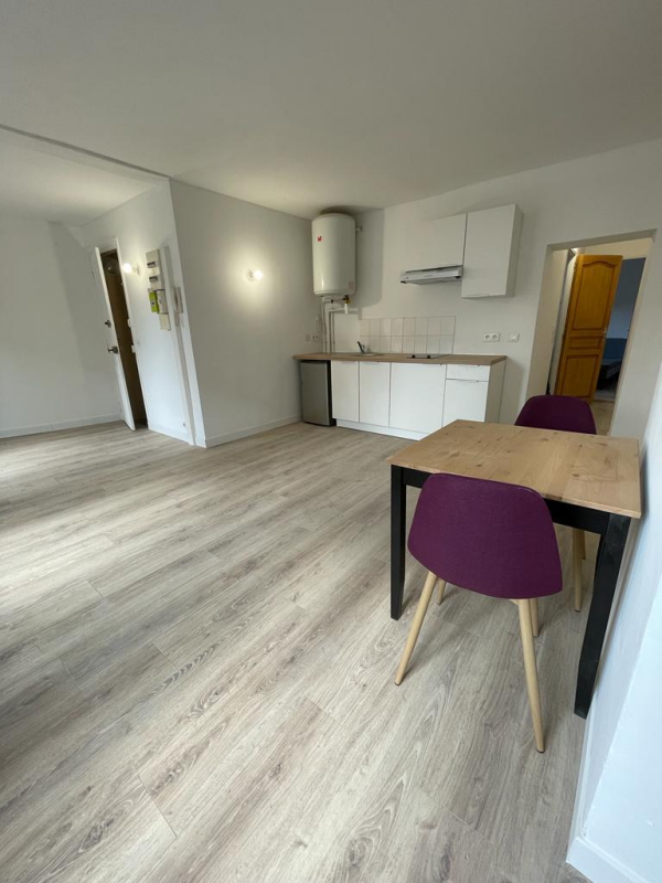 ** Sans frais d'agence ** A louer appartement de type 2 meublé situé rue Renan, Saint Quentin à 10 minutes à pieds de la gare