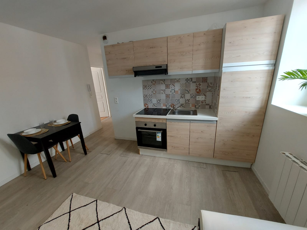 ** SANS FRAIS D'AGENCE ** A louer F2 Meublé de 27 m² proche centre ville et Lycée