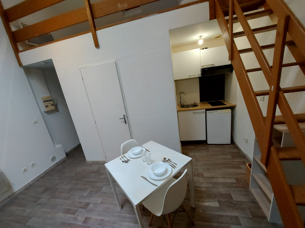 ** SANS FRAIS D'AGENCE** A 5 min du centre ville, rue de Caulaincourt, F1 meublé avec mezzanine