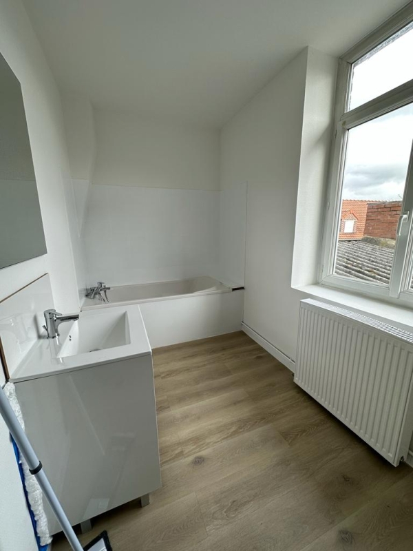 ( PAS DE FRAIS D'AGENCE) F3 de 70 m2 meublé rénové HARNES centre