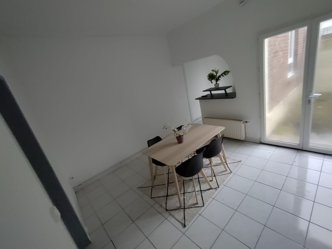*Sans Frais d'Agence* F2  meublé de 41 m2 avec Cour Proche de la Gare et IUT - à ST QUENTIN