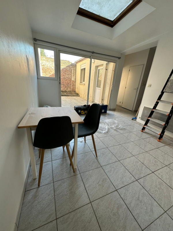 Loue F2 de 35 m² meublé avec une cour à 3 minutes de la gare/ Centre-ville