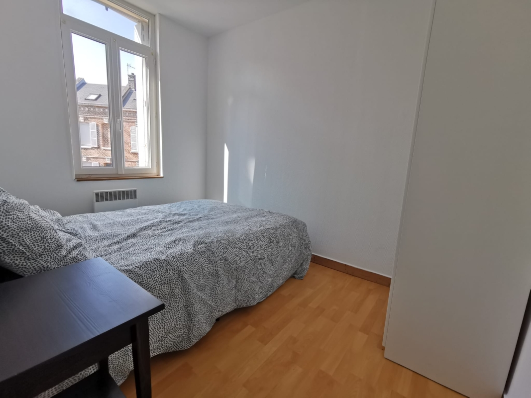 ( PAS DE FRAIS D'Agence ) F2 meublé 30m2 proche centre gare et facs