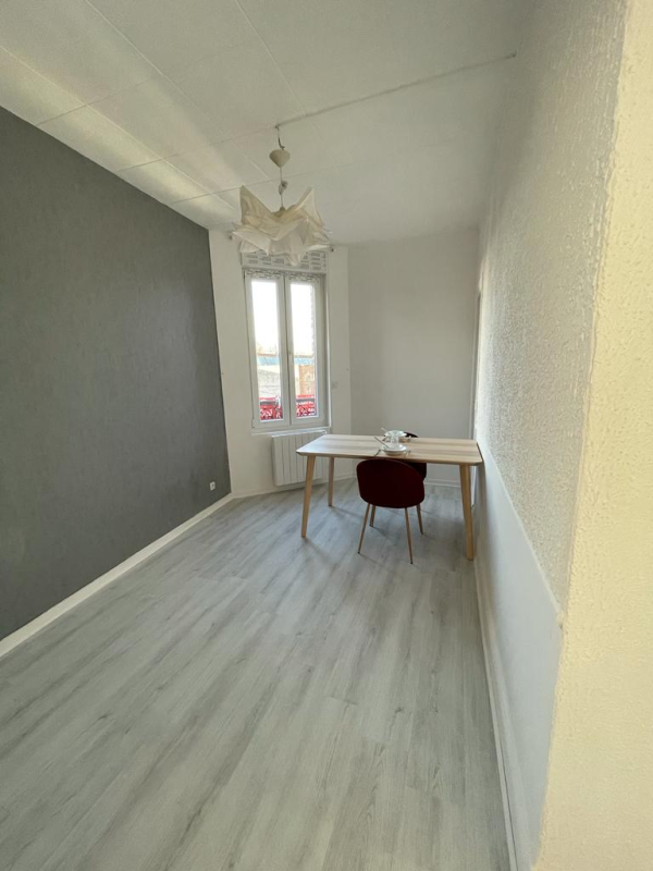 A louer sans frais d'agence, F2 bis meublé de 38 m² situé en hyper centre-ville et gare - rue Colonel Fabien à ST QUENTN