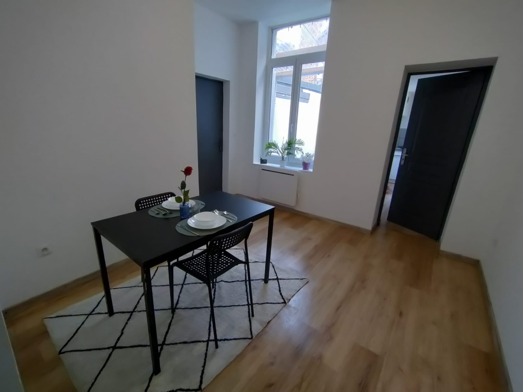 (SANS FRAIS D'AGENCE) F2 avec petite cour – 38,73 m² – Quartier Fives – Lille