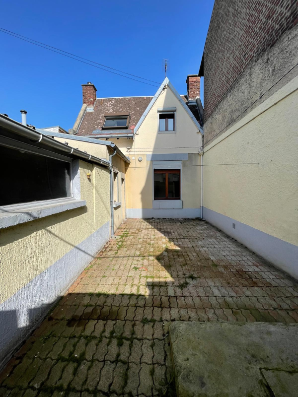 * Sans frais d'agence * Maison de ville  avec cour de 50 m² - Rue Montplaisir à ST QUENTIIN
