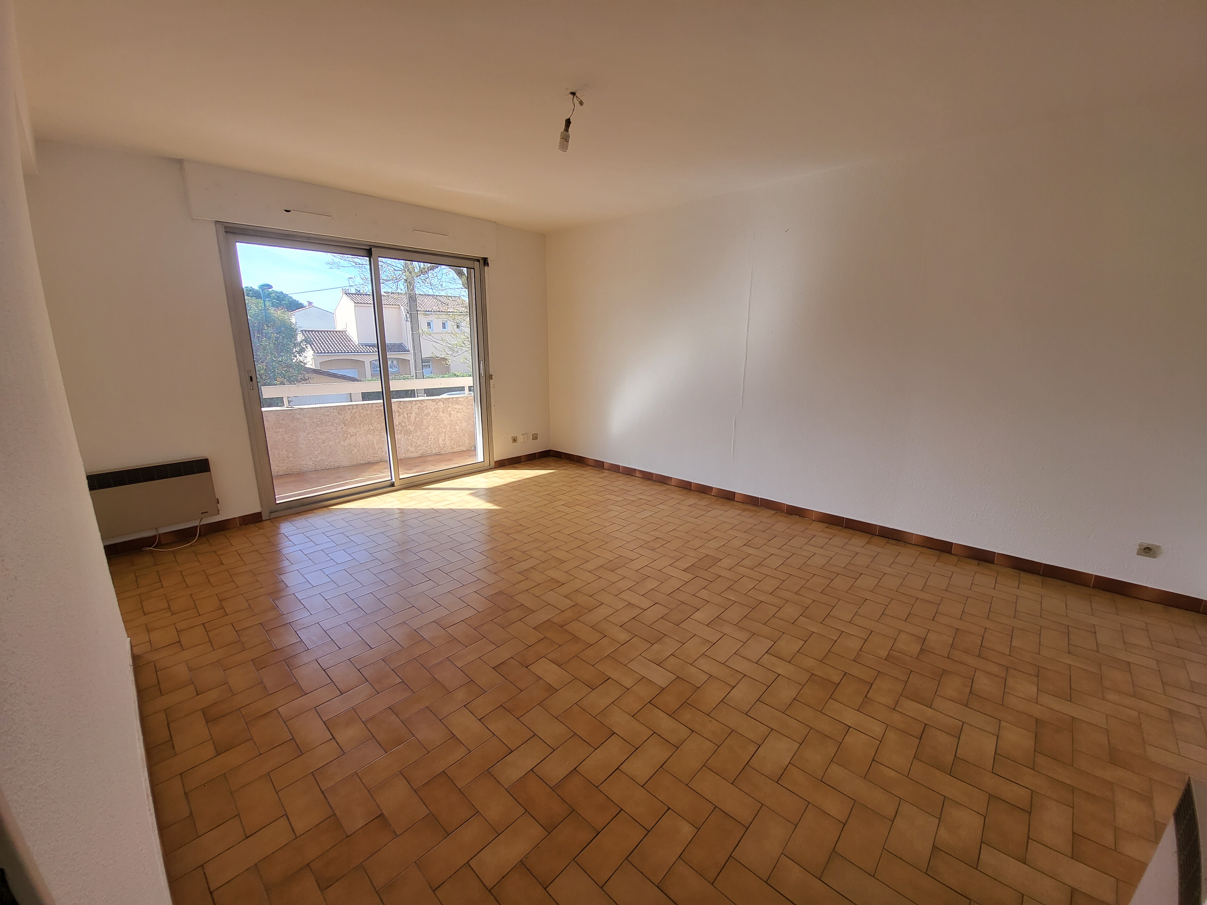 STUDIO AVEC PARKING ET CAVE - LA GARDE