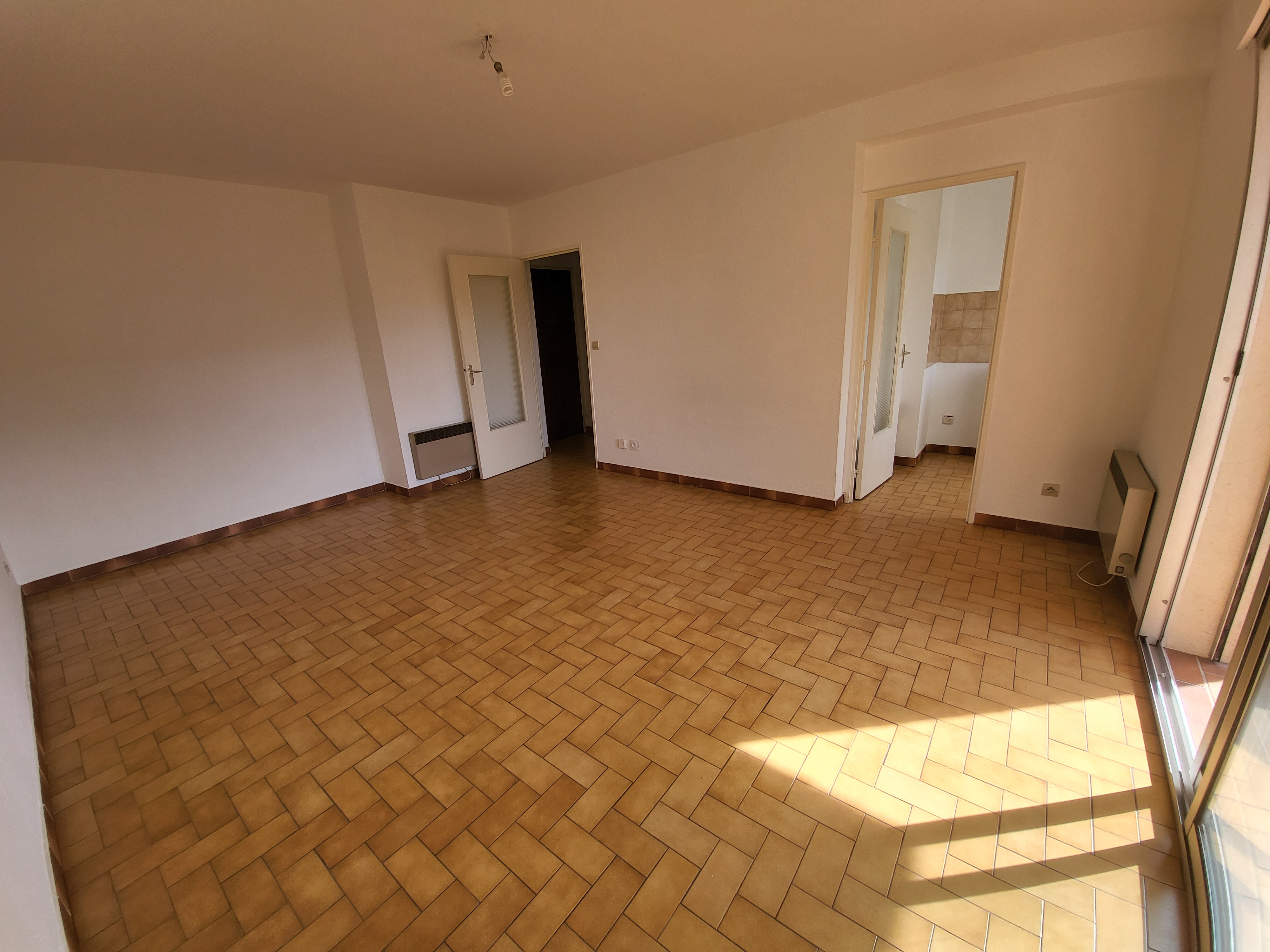 STUDIO AVEC PARKING ET CAVE - LA GARDE