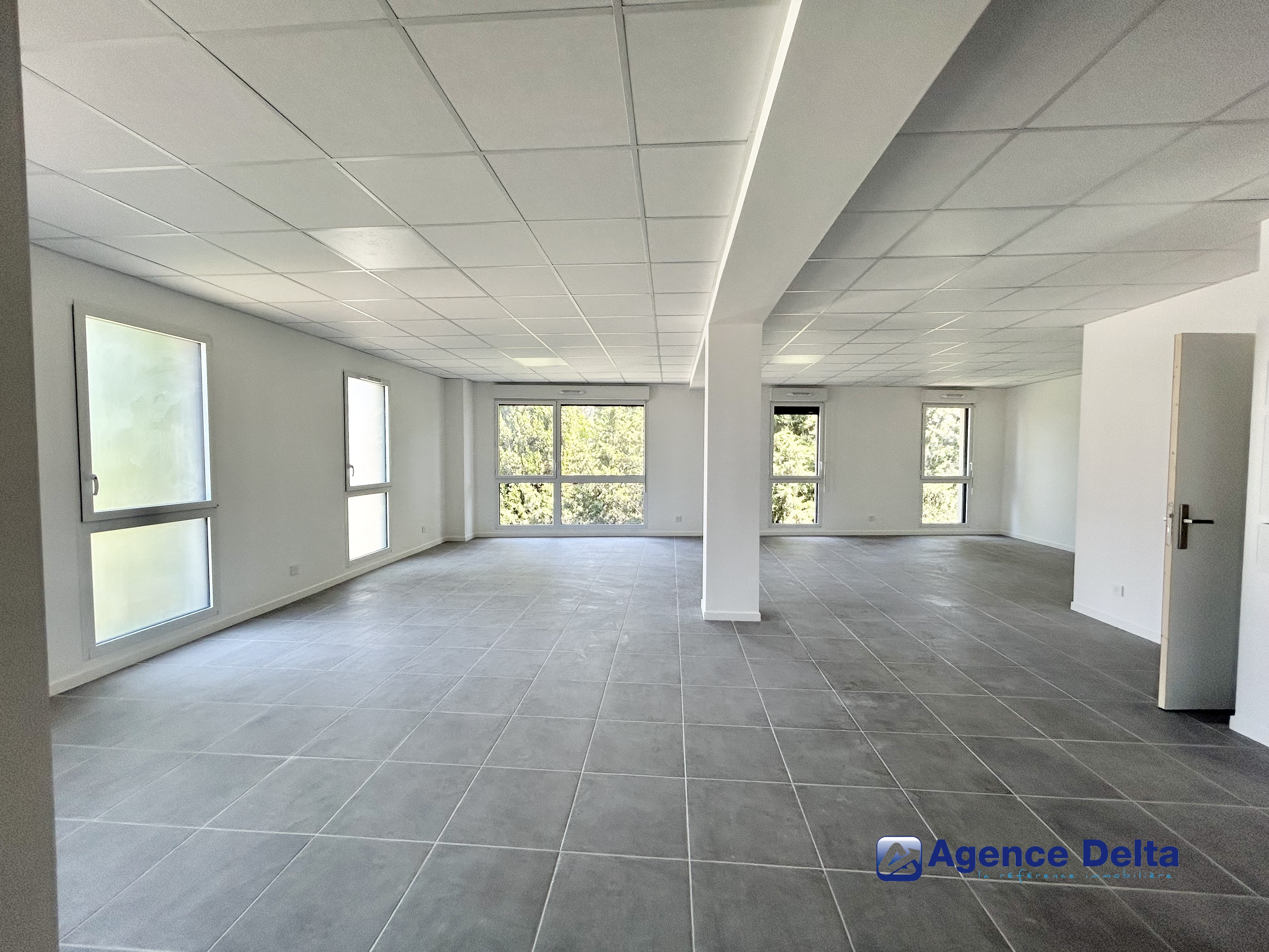 Local professionnel 84m² - LA GARDE