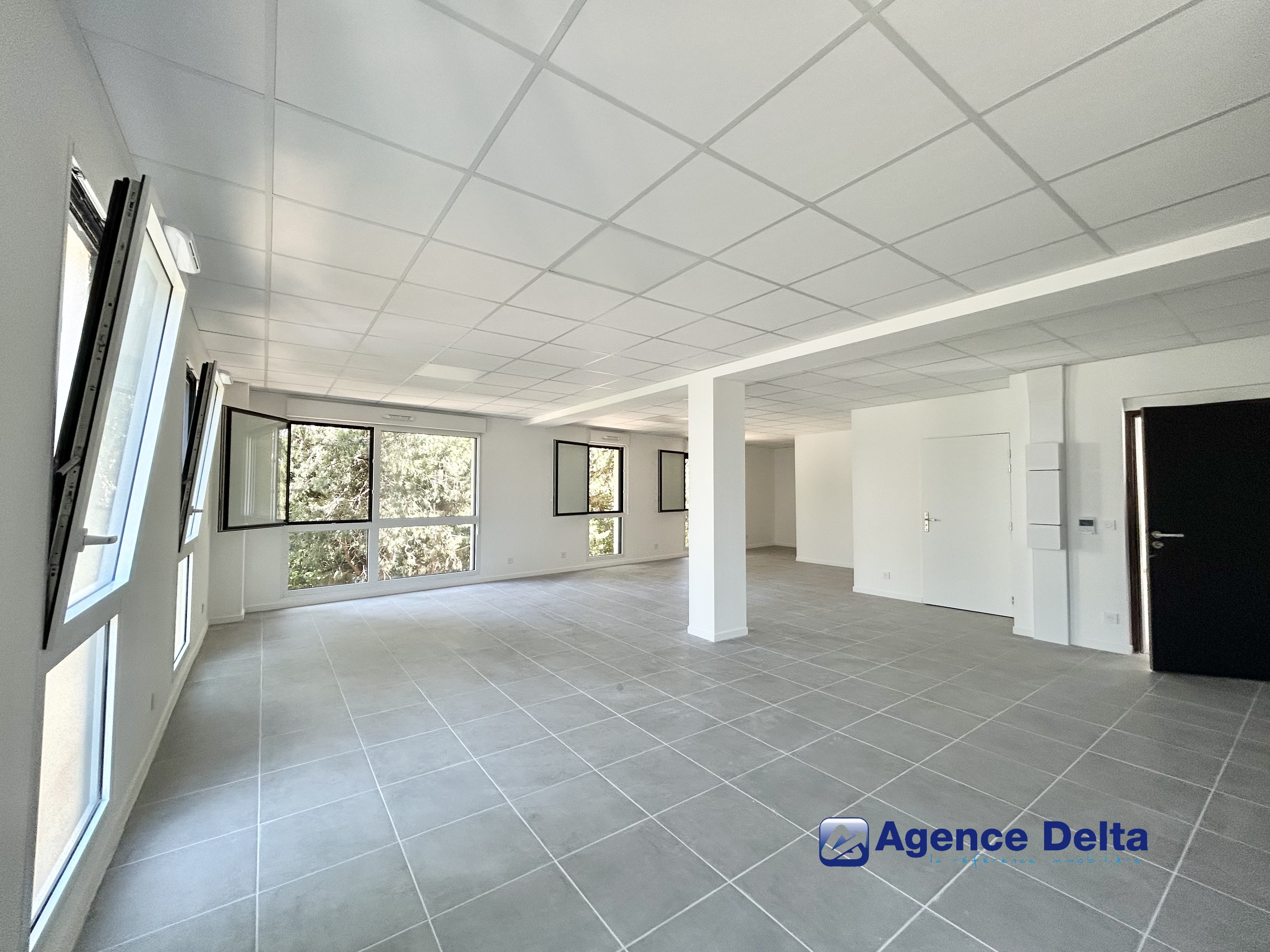 Local professionnel 89m²- LA GARDE