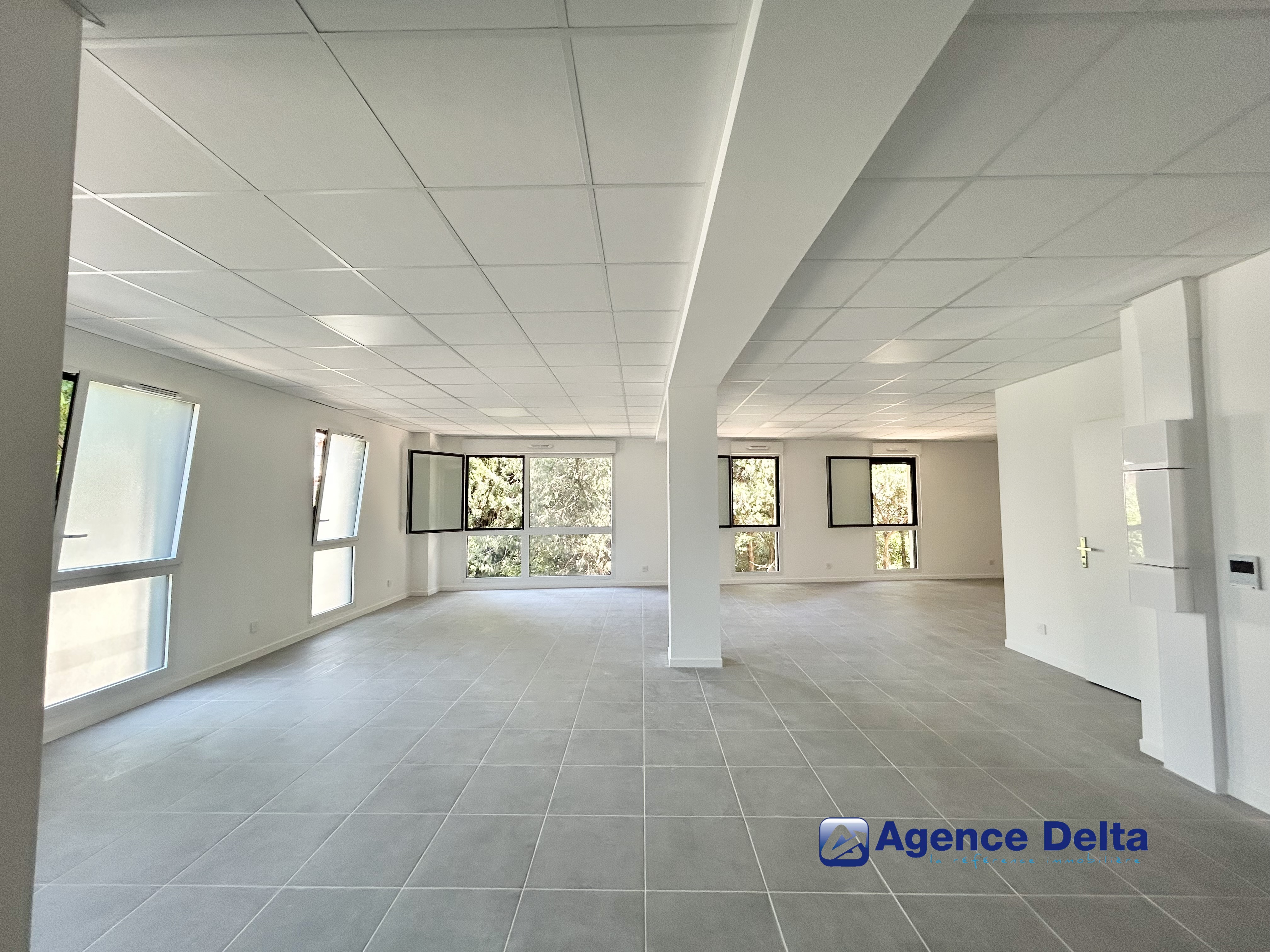 Local professionnel 89m²- LA GARDE