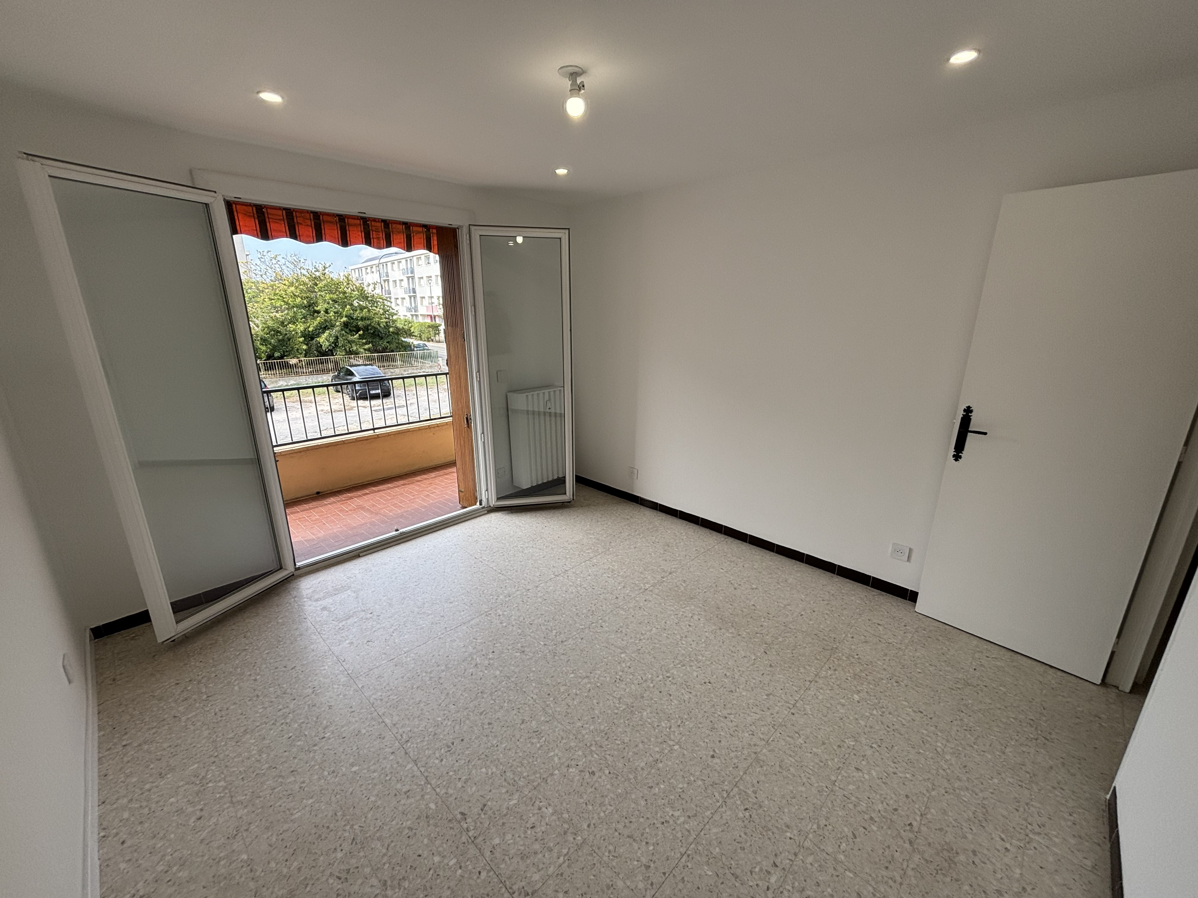 APPARTEMENT T4 REFAIT À NEUF - LA GARDE