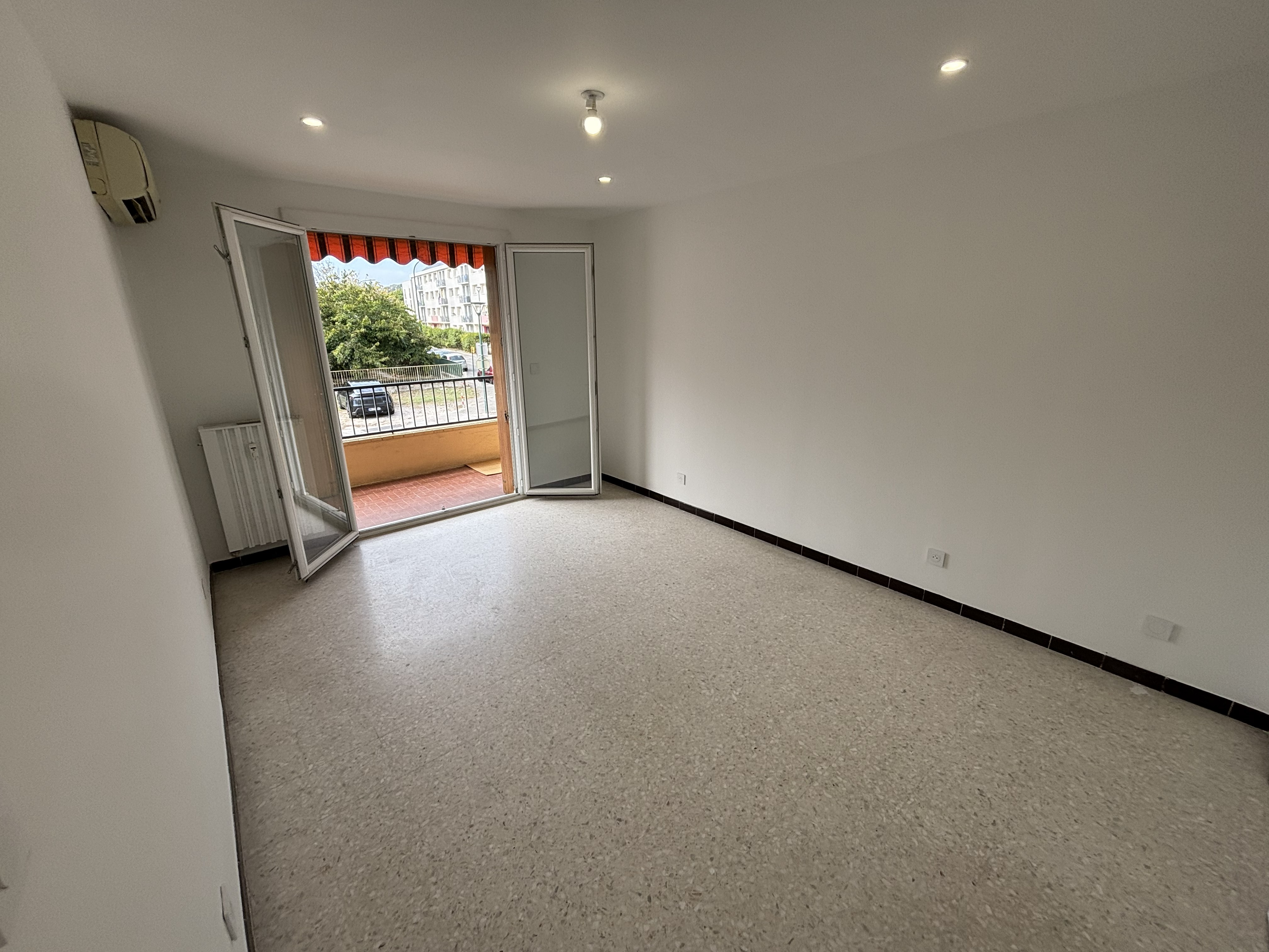 APPARTEMENT T4 REFAIT À NEUF - LA GARDE