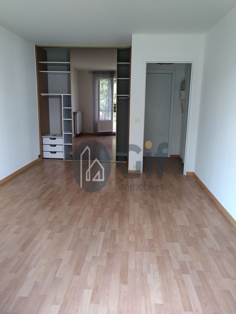 Studio avec balcon et parking à CRETEIL